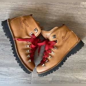 Danner Women’s Mountain Light Cascade — Leather